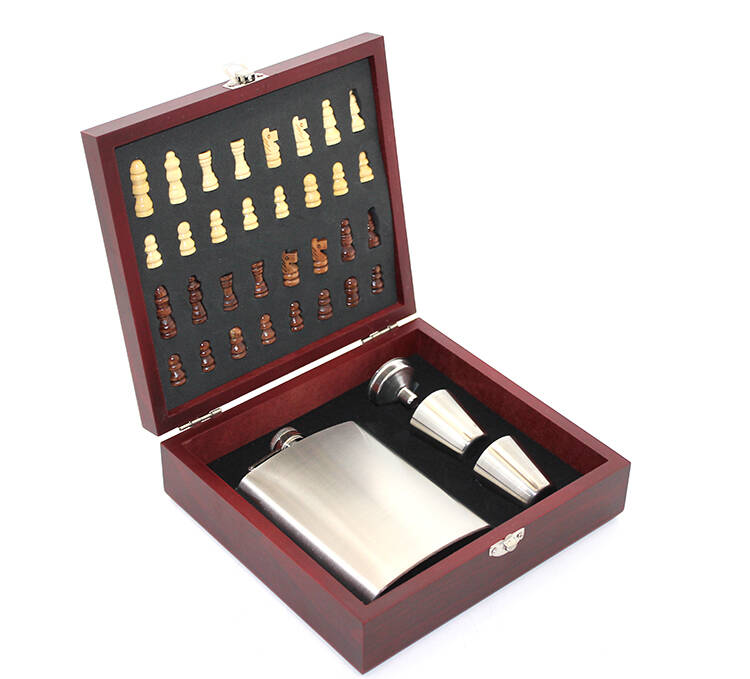 Ahşap Kutulu Satrançlı Matara Seti 8 oz - 1