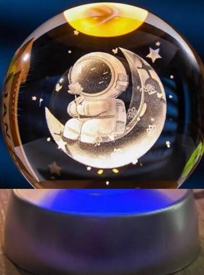 Ay Üstünde Astronot Tasarımlı Plastik Altlıklı Işıklı Cam Küre - 1