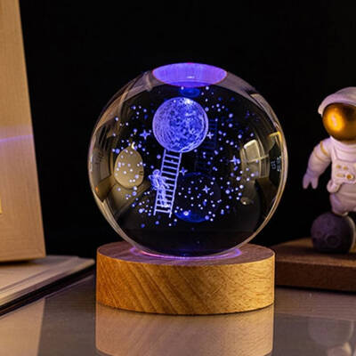 Aya Çıkan Astronot Tasarımlı Işıklı Cam Küre - 1