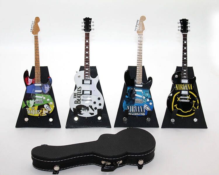 Çantalı Gitar Figürü - 1