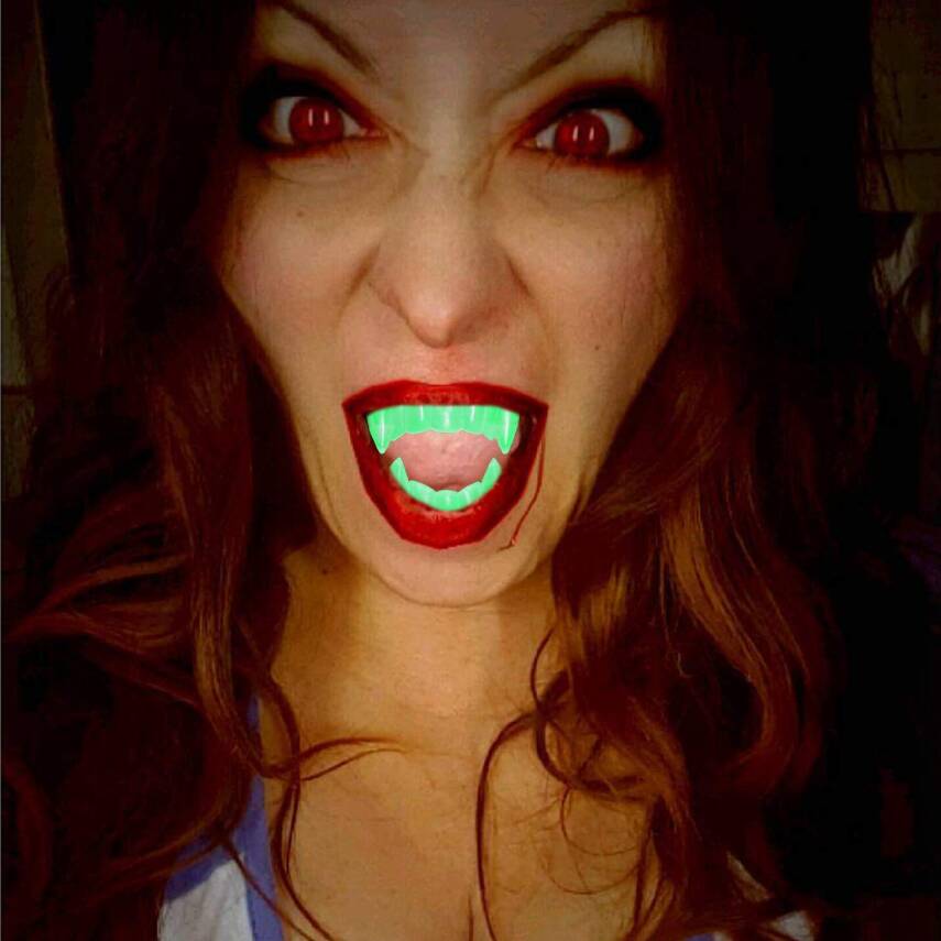 Fosforlu Çift Damak Takma Vampir Dişi - 4