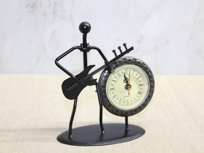 Metal Saatli Gitar Çalan Müzisyen