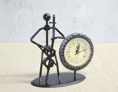 Metal Saatli Keman Çalan Müzisyen